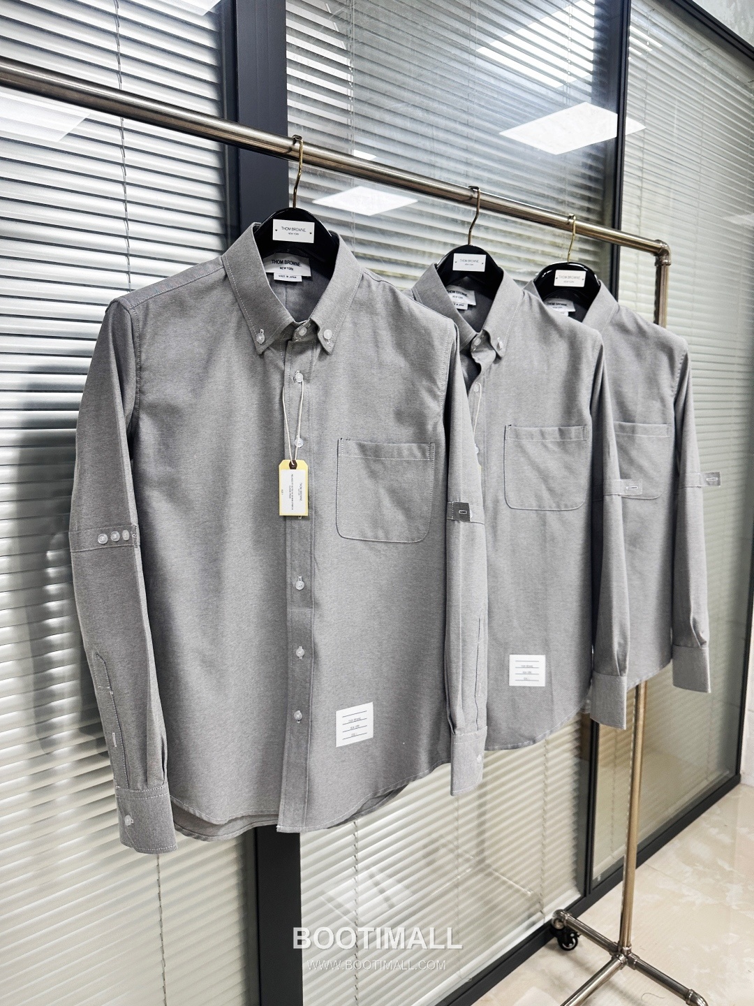 Thom Browne SS26 Cotton Oxford Long Sleeve Shirt with Armband Stripe Detail 톰브라운 SS26 코튼 옥스포드 롱슬리브 셔츠 암밴드 스트라이프 디테일 2