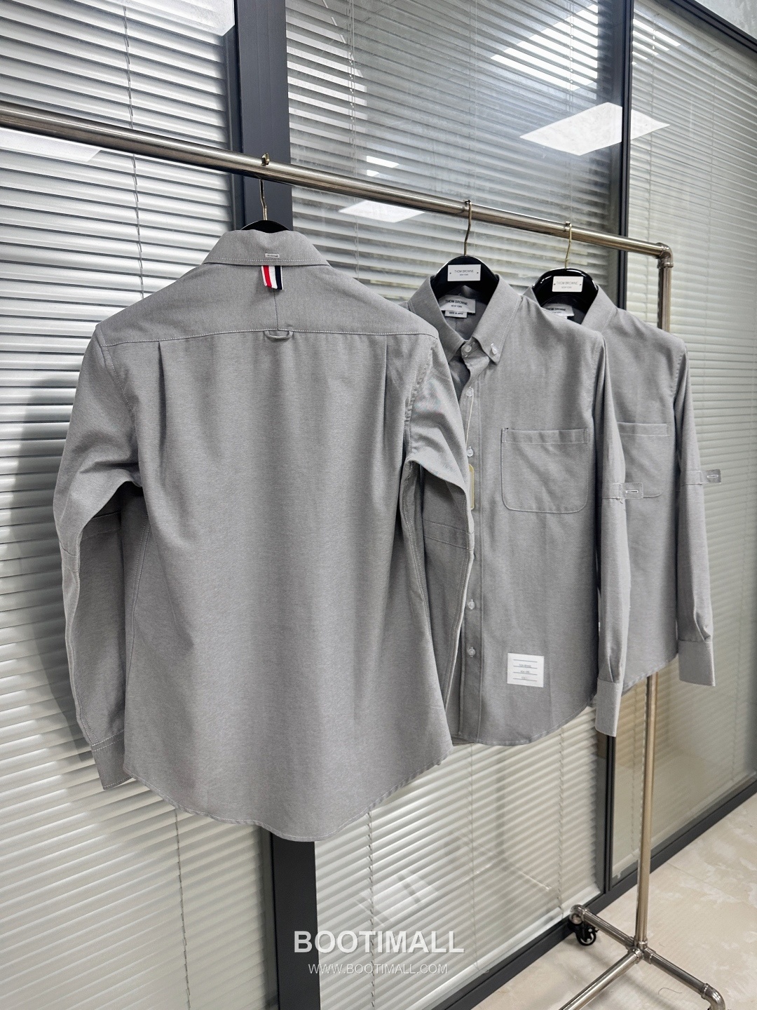 Thom Browne SS26 Cotton Oxford Long Sleeve Shirt with Armband Stripe Detail 톰브라운 SS26 코튼 옥스포드 롱슬리브 셔츠 암밴드 스트라이프 디테일 3
