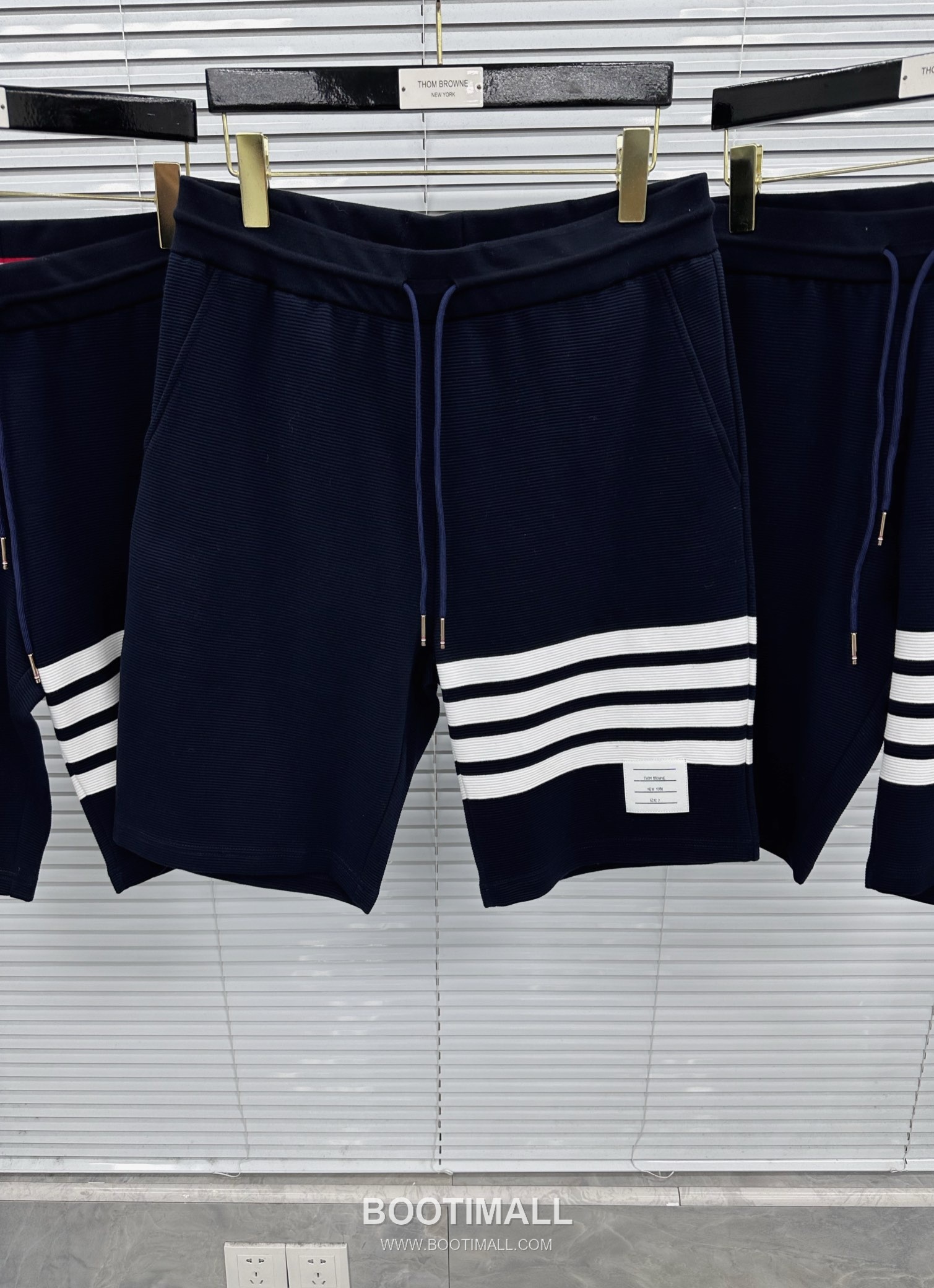 Thom Browne SS26 Cotton Waffle Knit Shorts with 4-Bar Armband Detail 톰브라운 SS26 코튼 와플 니트 쇼츠 4바 암밴드 디테일 2