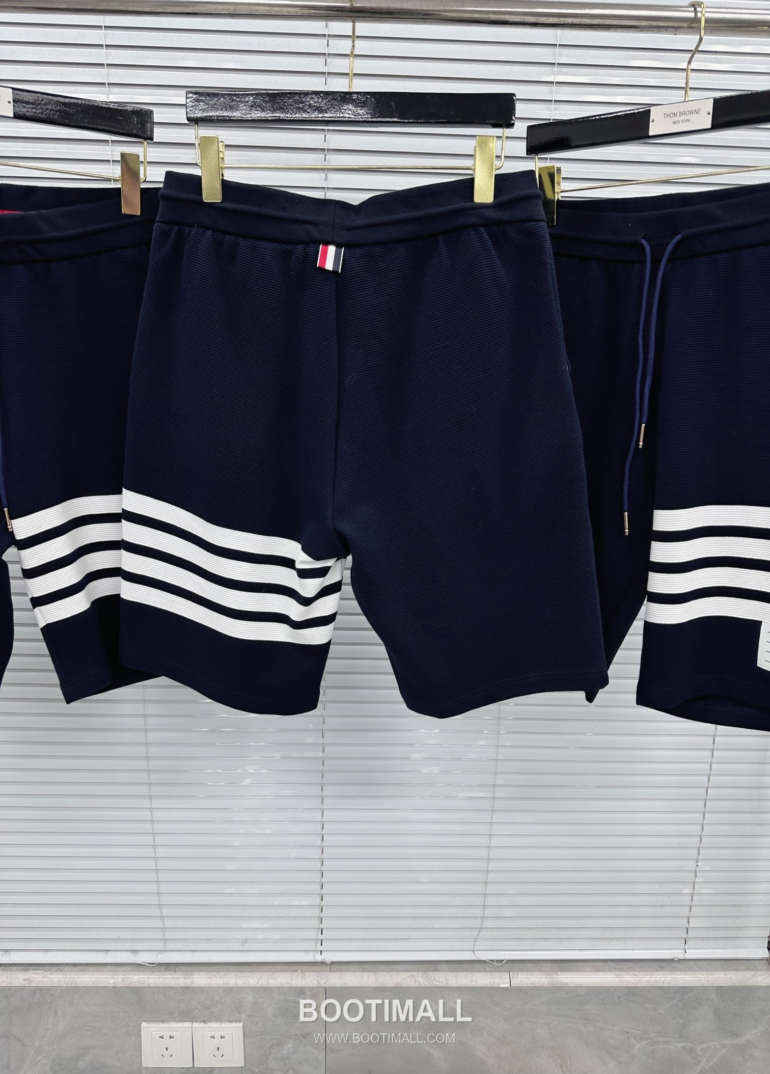 Thom Browne SS26 Cotton Waffle Knit Shorts with 4-Bar Armband Detail 톰브라운 SS26 코튼 와플 니트 쇼츠 4바 암밴드 디테일 3