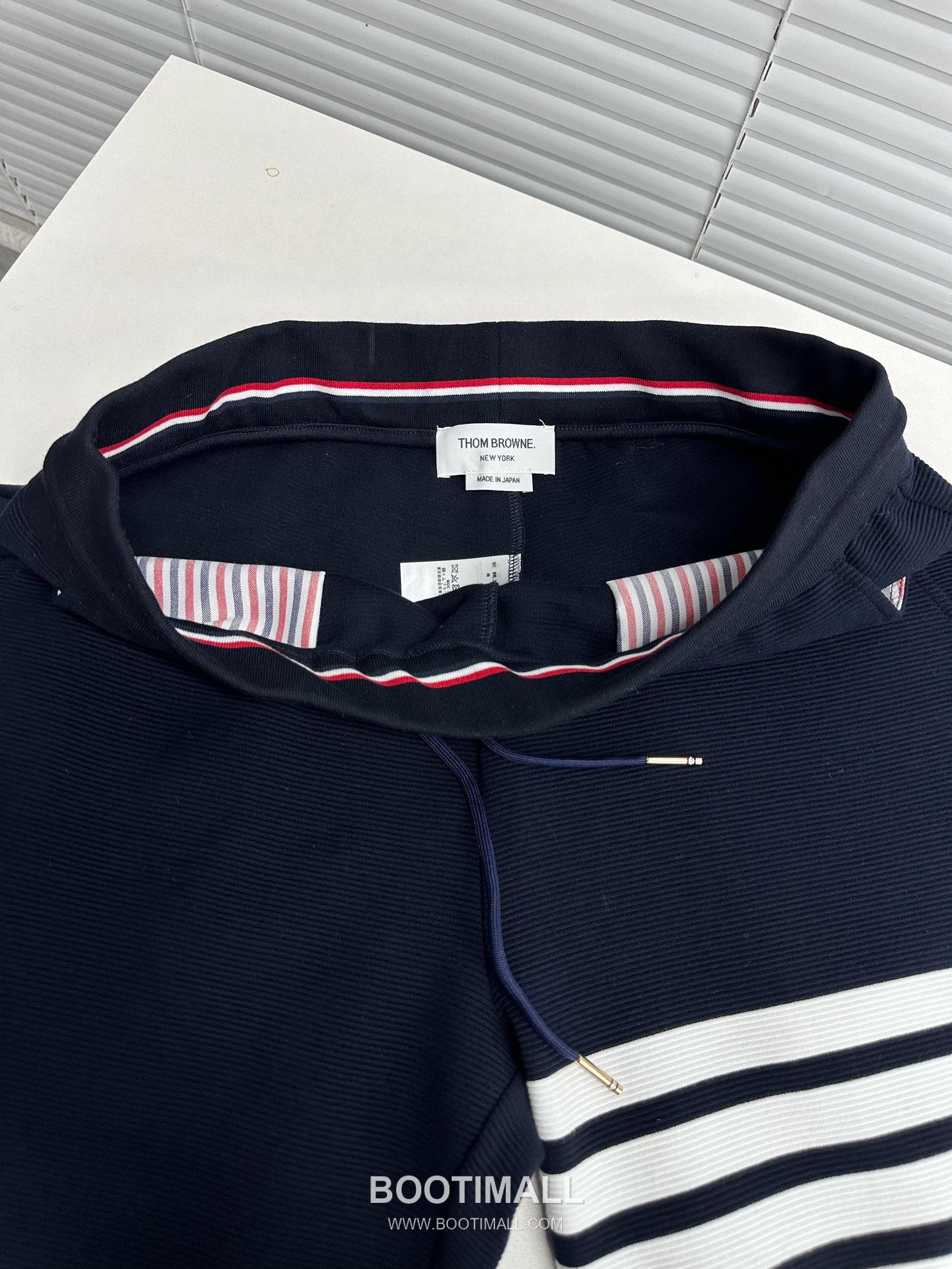 Thom Browne SS26 Cotton Waffle Knit Shorts with 4-Bar Armband Detail 톰브라운 SS26 코튼 와플 니트 쇼츠 4바 암밴드 디테일 5