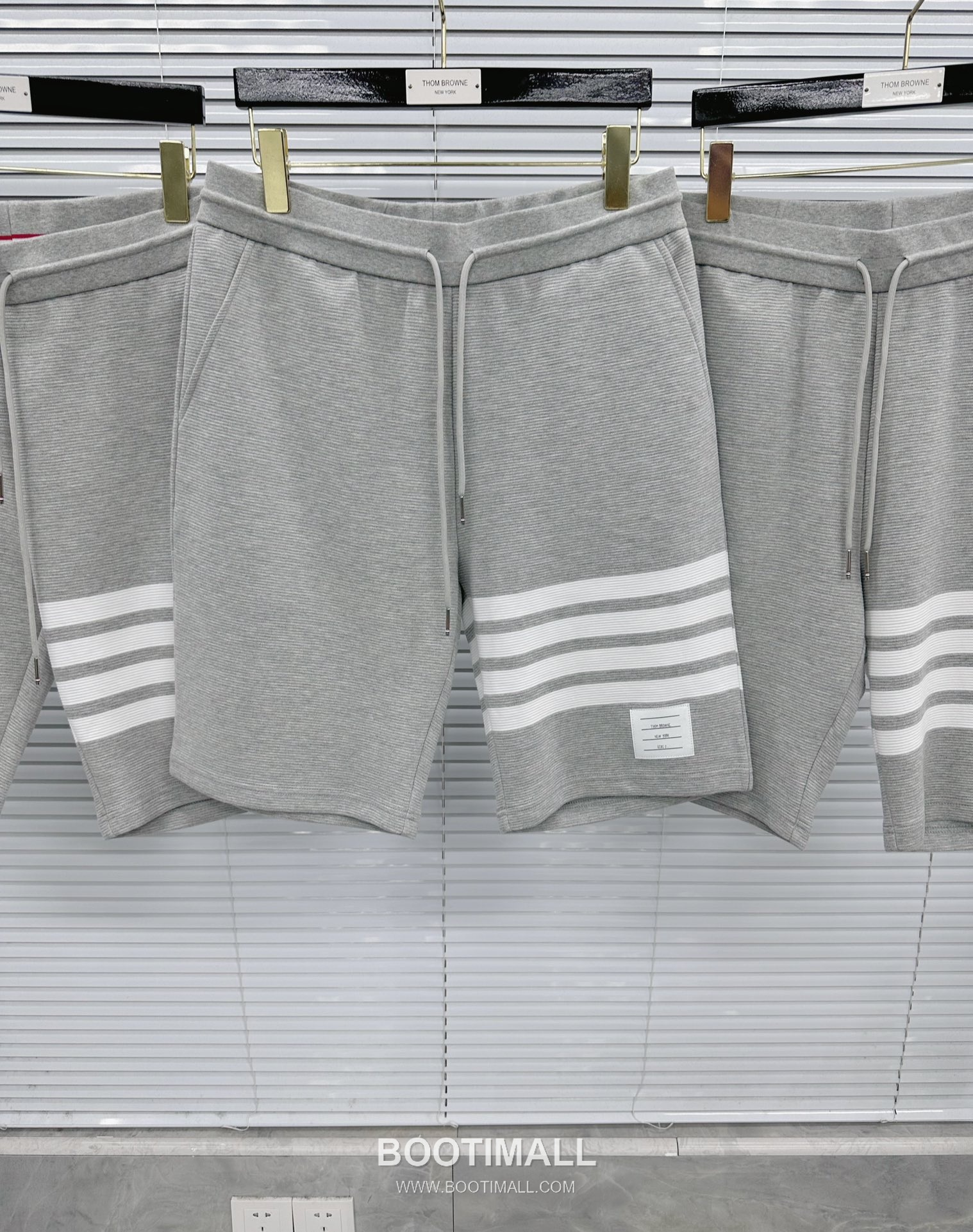 Thom Browne SS26 Cotton Waffle Knit Shorts with 4-Bar Armband Detail 톰브라운 SS26 코튼 와플 니트 쇼츠 4바 암밴드 디테일 2
