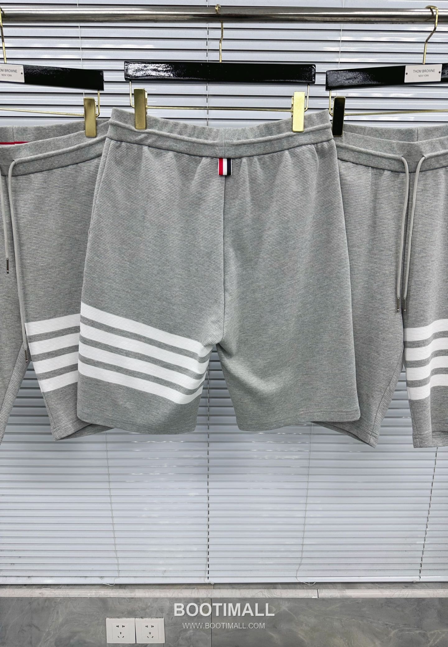 Thom Browne SS26 Cotton Waffle Knit Shorts with 4-Bar Armband Detail 톰브라운 SS26 코튼 와플 니트 쇼츠 4바 암밴드 디테일 3