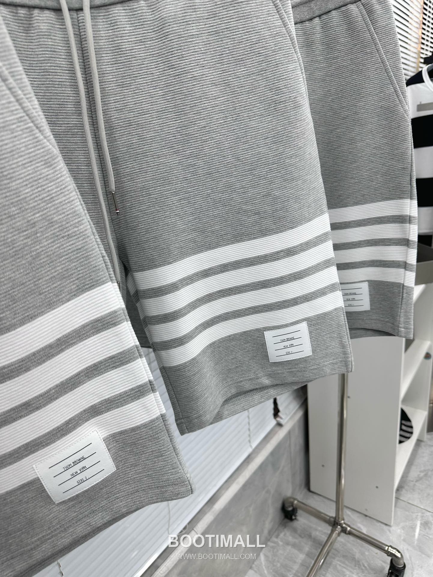 Thom Browne SS26 Cotton Waffle Knit Shorts with 4-Bar Armband Detail 톰브라운 SS26 코튼 와플 니트 쇼츠 4바 암밴드 디테일 5