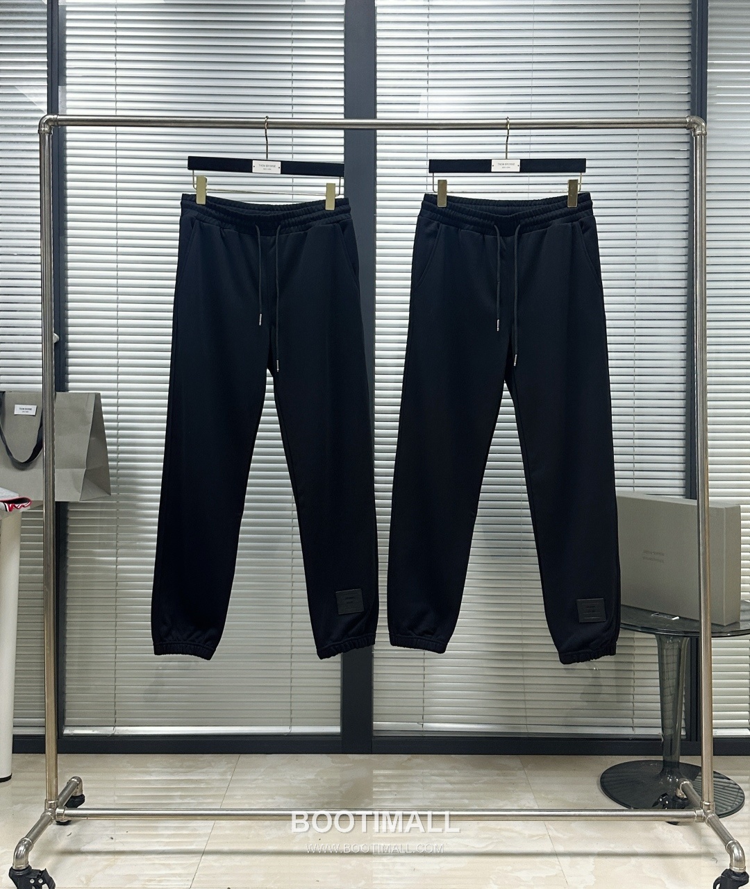 Thom Browne SS26 Cotton Sweatpants with Leather Logo Patch Detail 톰브라운 SS26 코튼 스웨트팬츠 레더 로고 패치 디테일 PA261623 1
