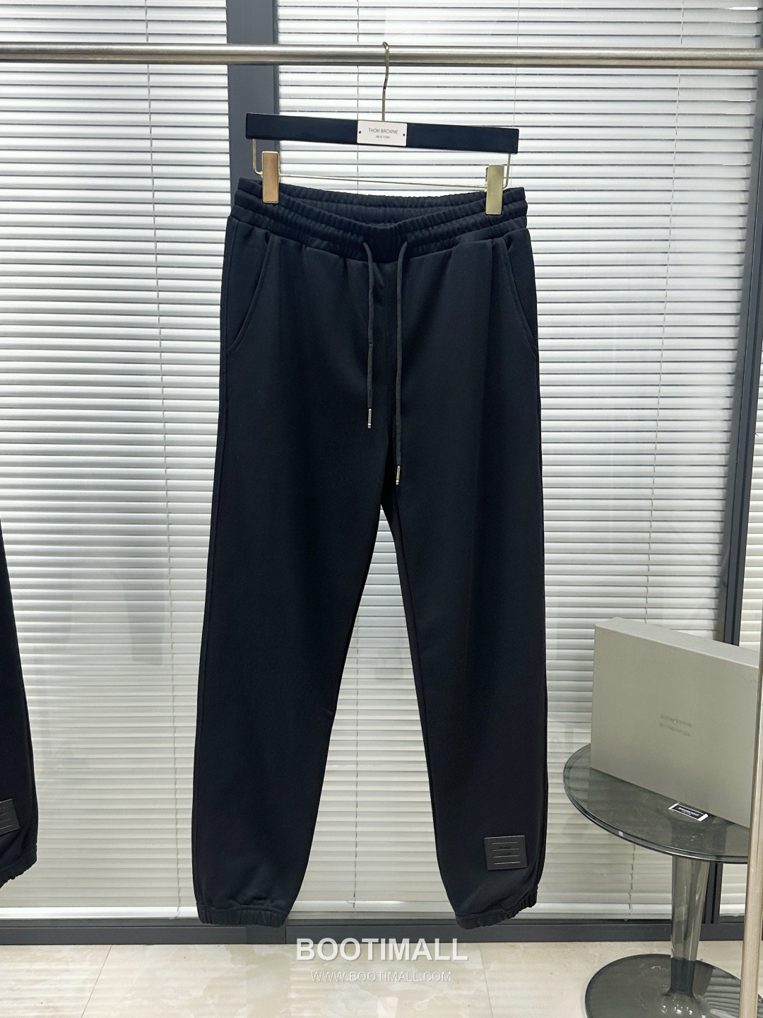Thom Browne SS26 Cotton Sweatpants with Leather Logo Patch Detail 톰브라운 SS26 코튼 스웨트팬츠 레더 로고 패치 디테일 PA261623 2