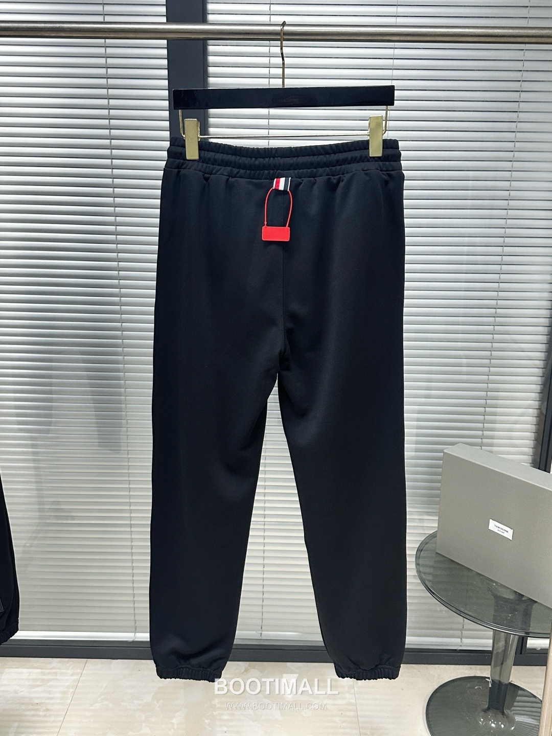 Thom Browne SS26 Cotton Sweatpants with Leather Logo Patch Detail 톰브라운 SS26 코튼 스웨트팬츠 레더 로고 패치 디테일 PA261623 3