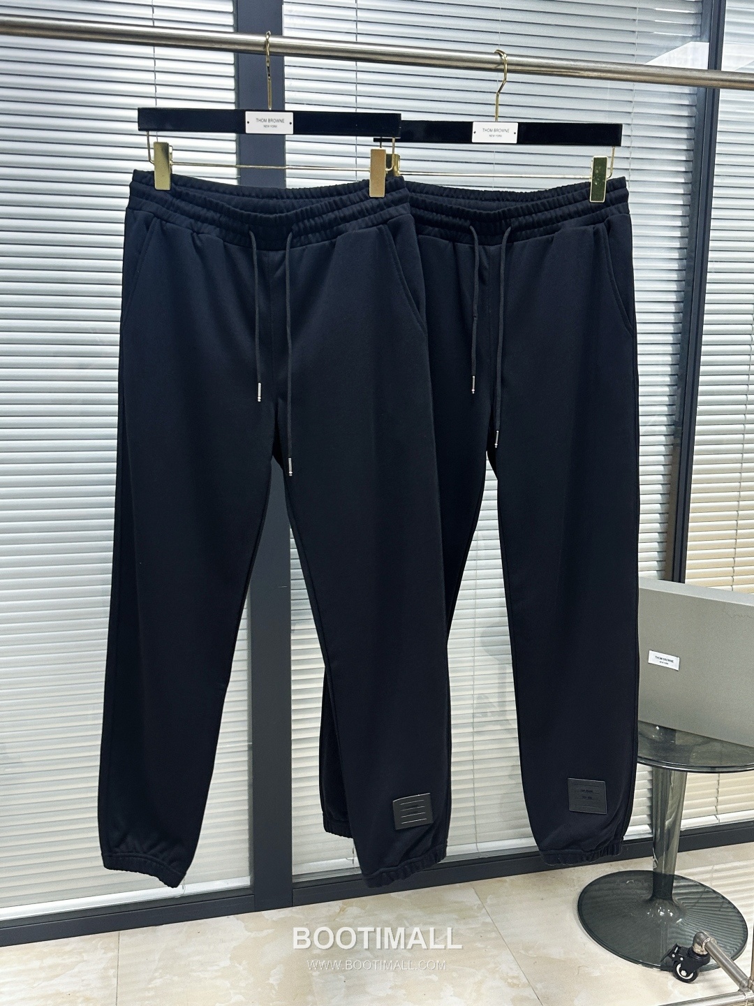 Thom Browne SS26 Cotton Sweatpants with Leather Logo Patch Detail 톰브라운 SS26 코튼 스웨트팬츠 레더 로고 패치 디테일 PA261623 4