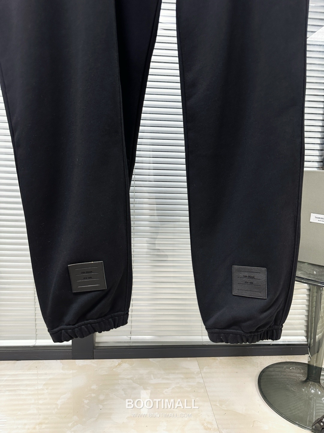 Thom Browne SS26 Cotton Sweatpants with Leather Logo Patch Detail 톰브라운 SS26 코튼 스웨트팬츠 레더 로고 패치 디테일 PA261623 5