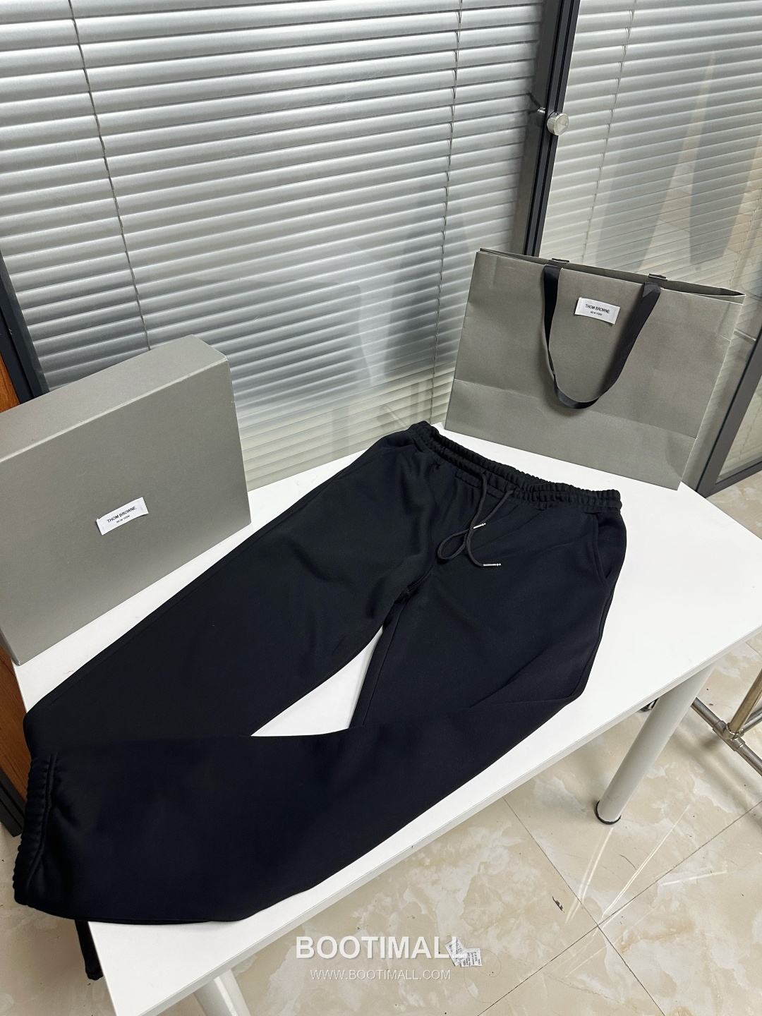 Thom Browne SS26 Cotton Sweatpants with Leather Logo Patch Detail 톰브라운 SS26 코튼 스웨트팬츠 레더 로고 패치 디테일 PA261623 6