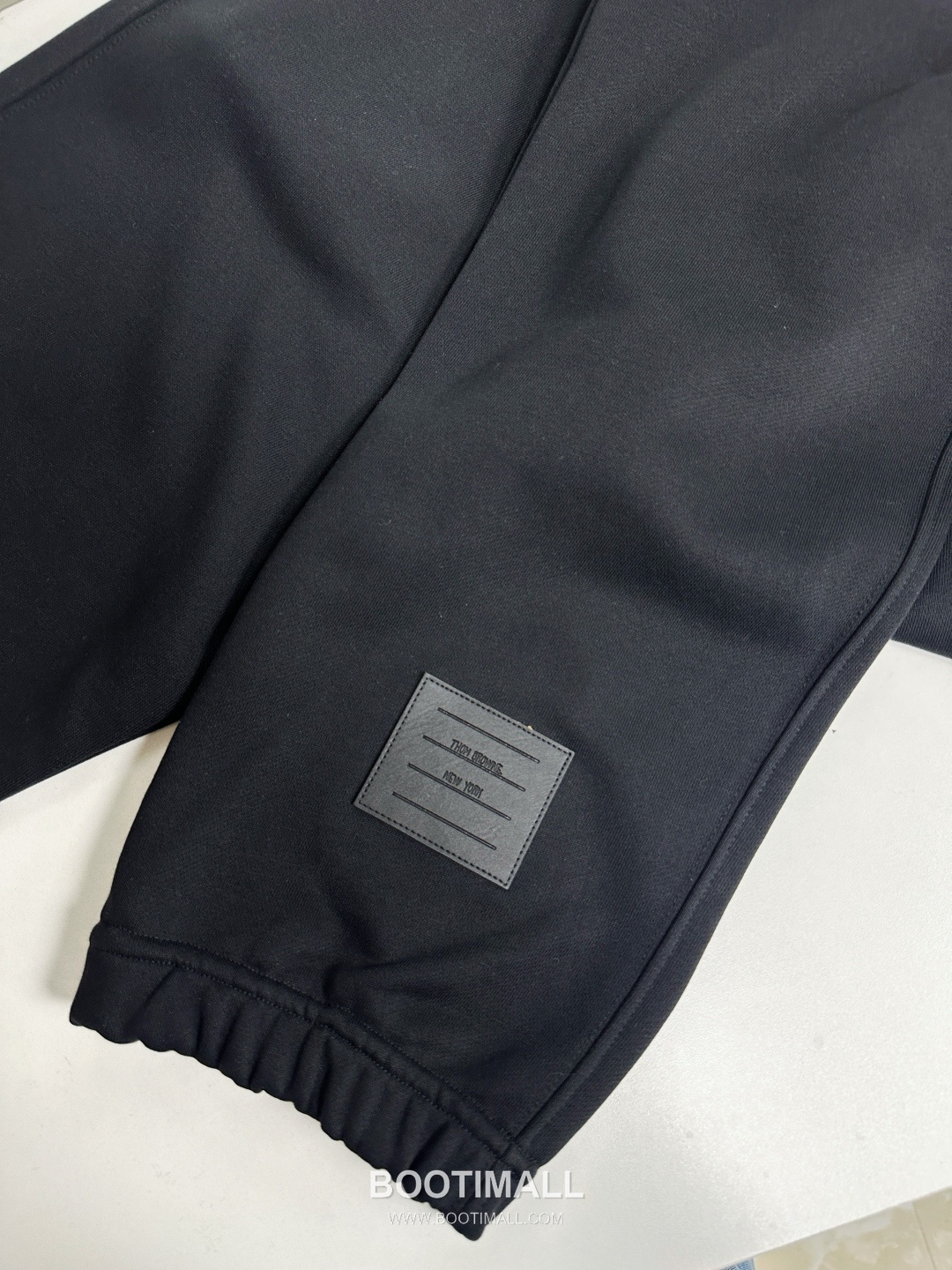 Thom Browne SS26 Cotton Sweatpants with Leather Logo Patch Detail 톰브라운 SS26 코튼 스웨트팬츠 레더 로고 패치 디테일 PA261623 7