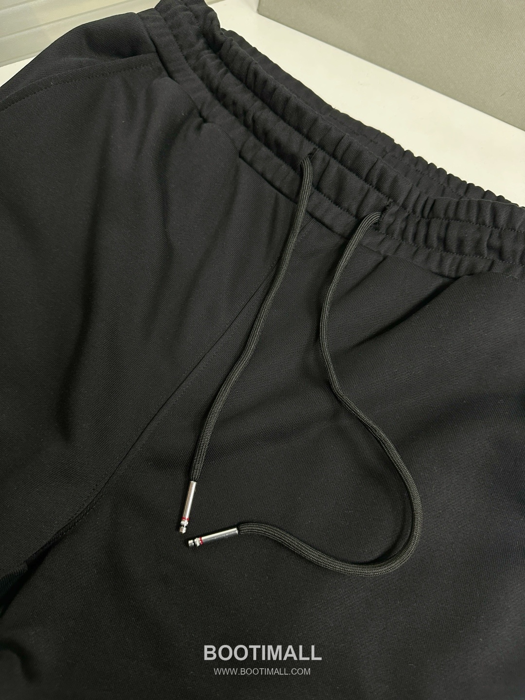 Thom Browne SS26 Cotton Sweatpants with Leather Logo Patch Detail 톰브라운 SS26 코튼 스웨트팬츠 레더 로고 패치 디테일 PA261623 8