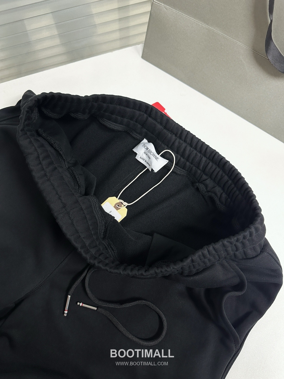 Thom Browne SS26 Cotton Sweatpants with Leather Logo Patch Detail 톰브라운 SS26 코튼 스웨트팬츠 레더 로고 패치 디테일 PA261623 9