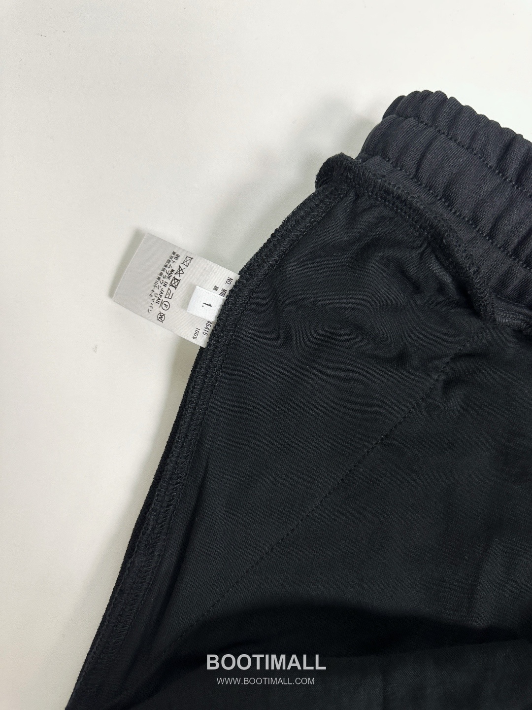 Thom Browne SS26 Cotton Sweatpants with Leather Logo Patch Detail 톰브라운 SS26 코튼 스웨트팬츠 레더 로고 패치 디테일 PA261623 10