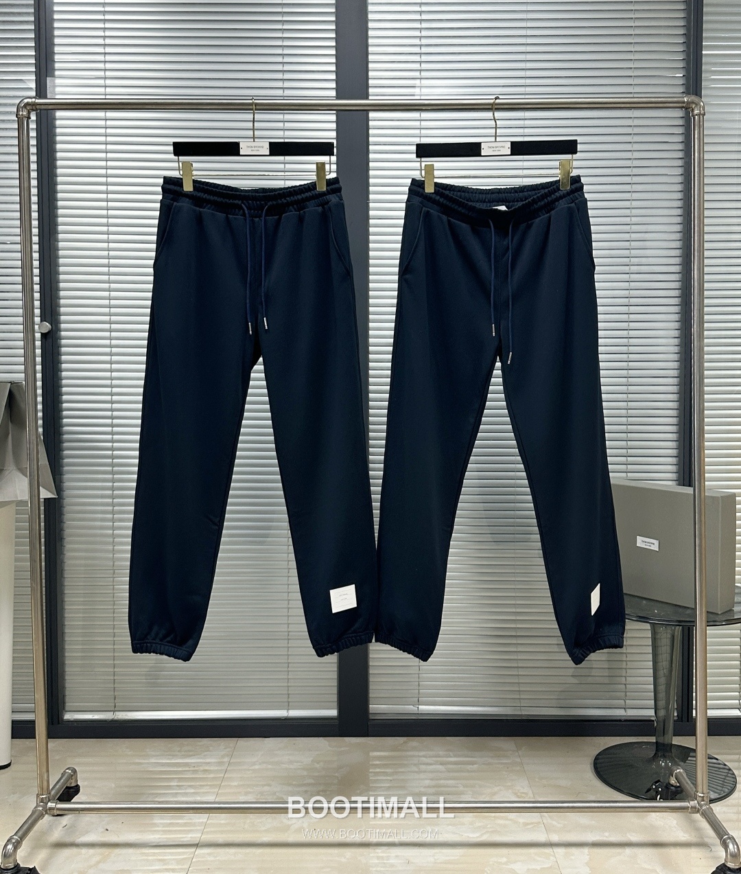 Thom Browne SS26 Cotton Sweatpants with Leather Logo Patch Detail 톰브라운 SS26 코튼 스웨트팬츠 레더 로고 패치 디테일 PA261623 1