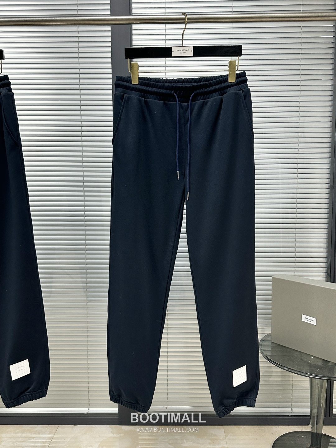 Thom Browne SS26 Cotton Sweatpants with Leather Logo Patch Detail 톰브라운 SS26 코튼 스웨트팬츠 레더 로고 패치 디테일 PA261623 2