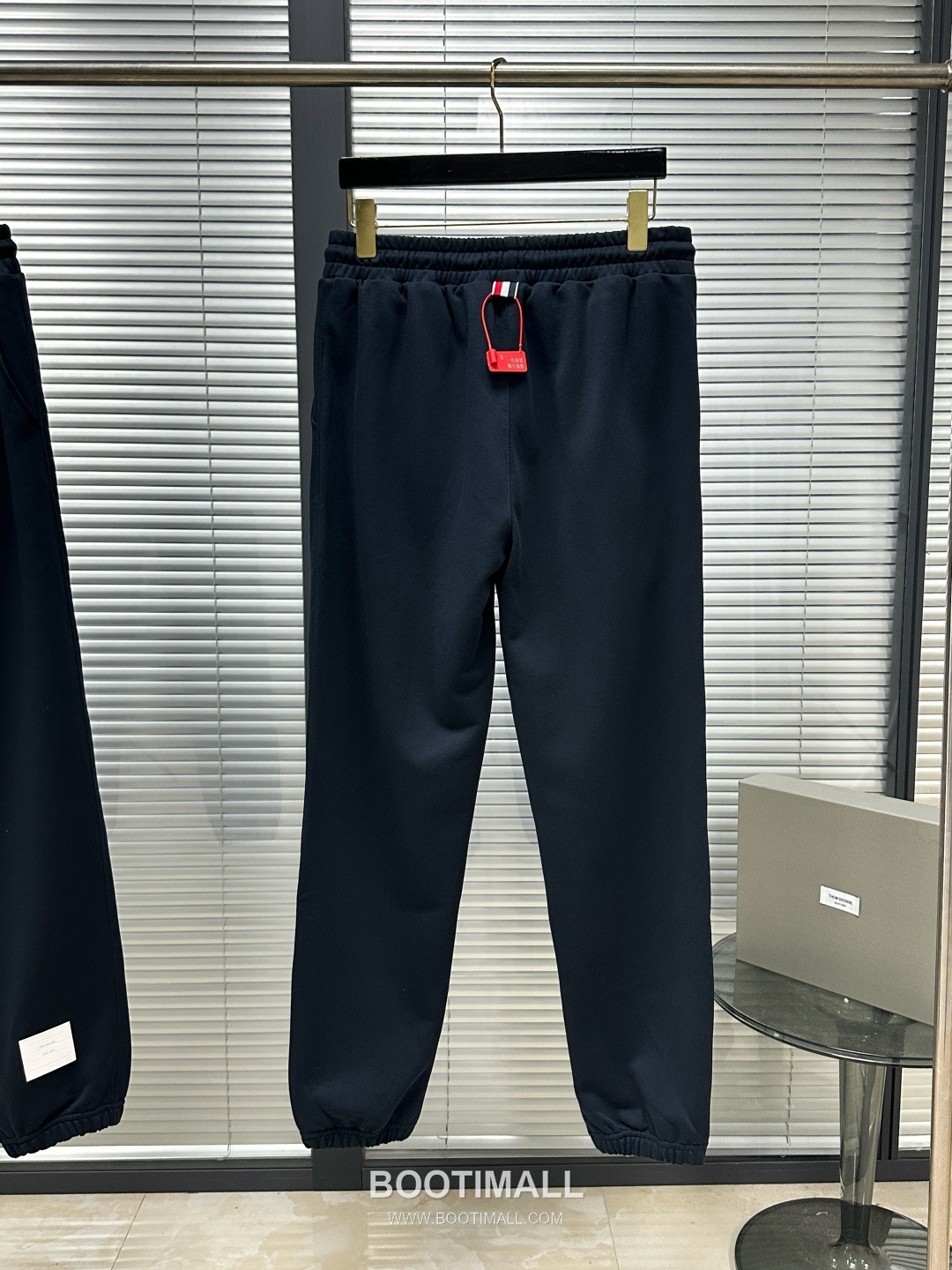 Thom Browne SS26 Cotton Sweatpants with Leather Logo Patch Detail 톰브라운 SS26 코튼 스웨트팬츠 레더 로고 패치 디테일 PA261623 3