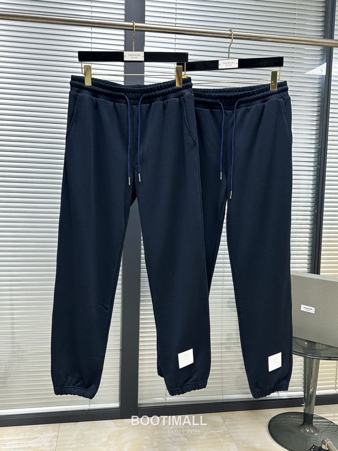 Thom Browne SS26 Cotton Sweatpants with Leather Logo Patch Detail 톰브라운 SS26 코튼 스웨트팬츠 레더 로고 패치 디테일 PA261623 4