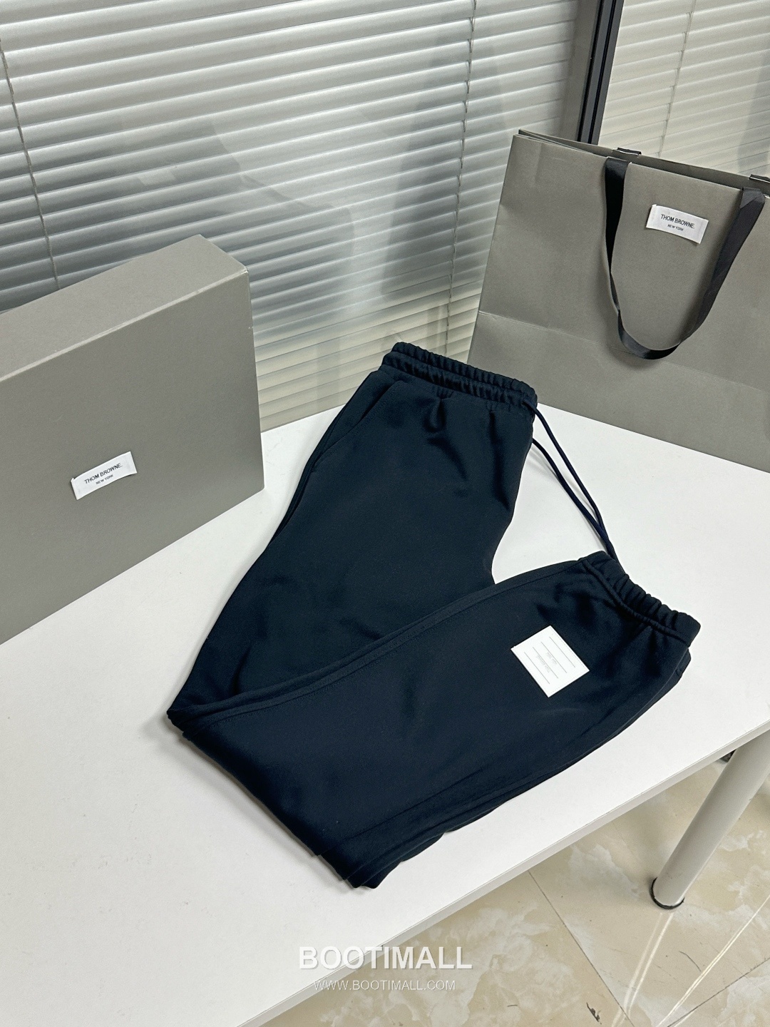 Thom Browne SS26 Cotton Sweatpants with Leather Logo Patch Detail 톰브라운 SS26 코튼 스웨트팬츠 레더 로고 패치 디테일 PA261623 5