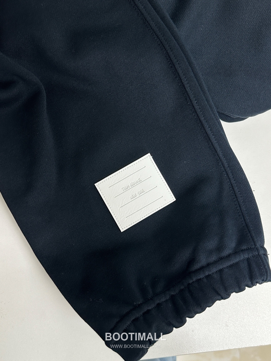 Thom Browne SS26 Cotton Sweatpants with Leather Logo Patch Detail 톰브라운 SS26 코튼 스웨트팬츠 레더 로고 패치 디테일 PA261623 6