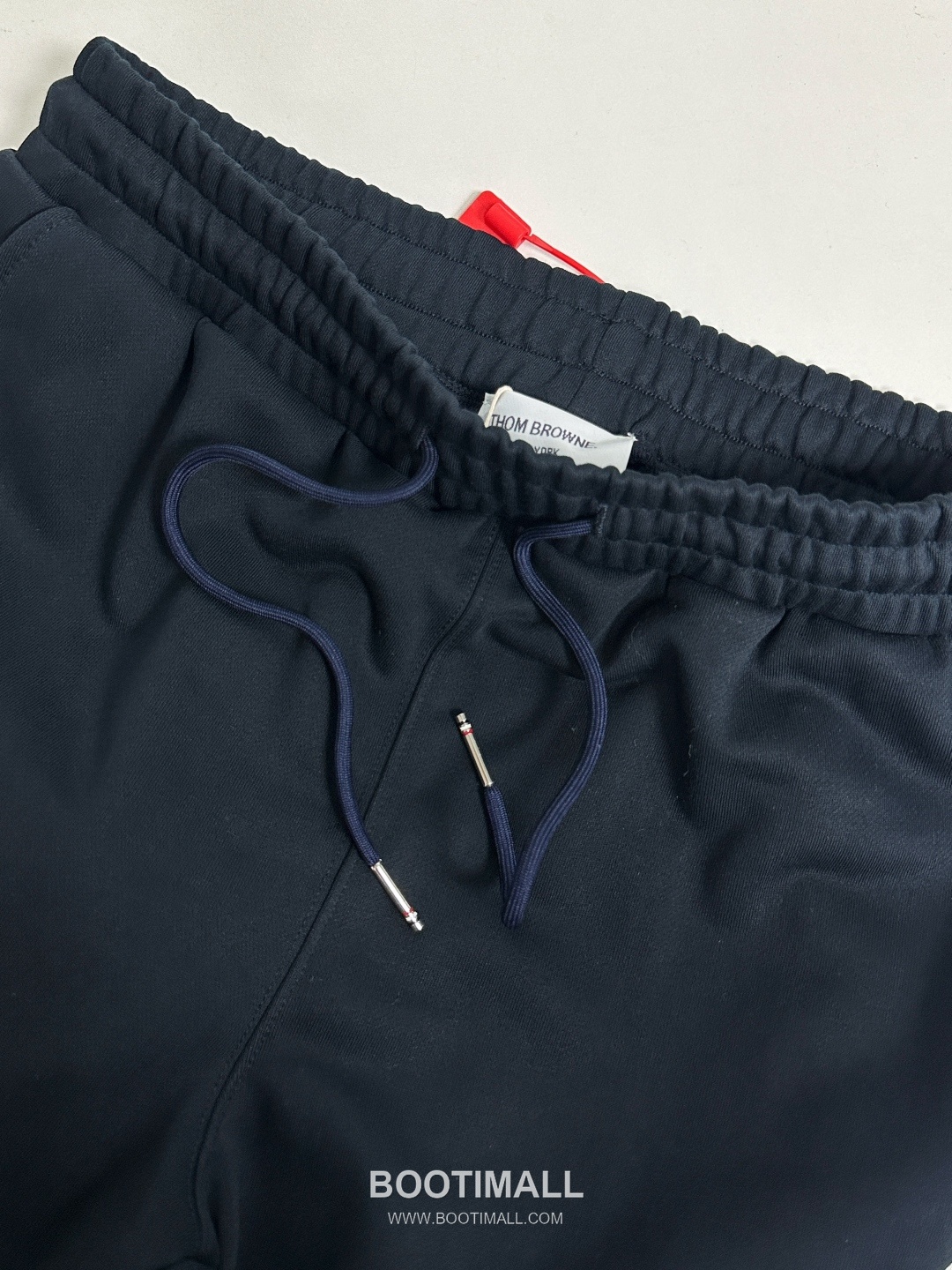 Thom Browne SS26 Cotton Sweatpants with Leather Logo Patch Detail 톰브라운 SS26 코튼 스웨트팬츠 레더 로고 패치 디테일 PA261623 7