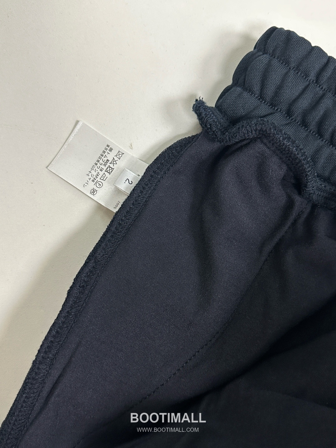 Thom Browne SS26 Cotton Sweatpants with Leather Logo Patch Detail 톰브라운 SS26 코튼 스웨트팬츠 레더 로고 패치 디테일 PA261623 8