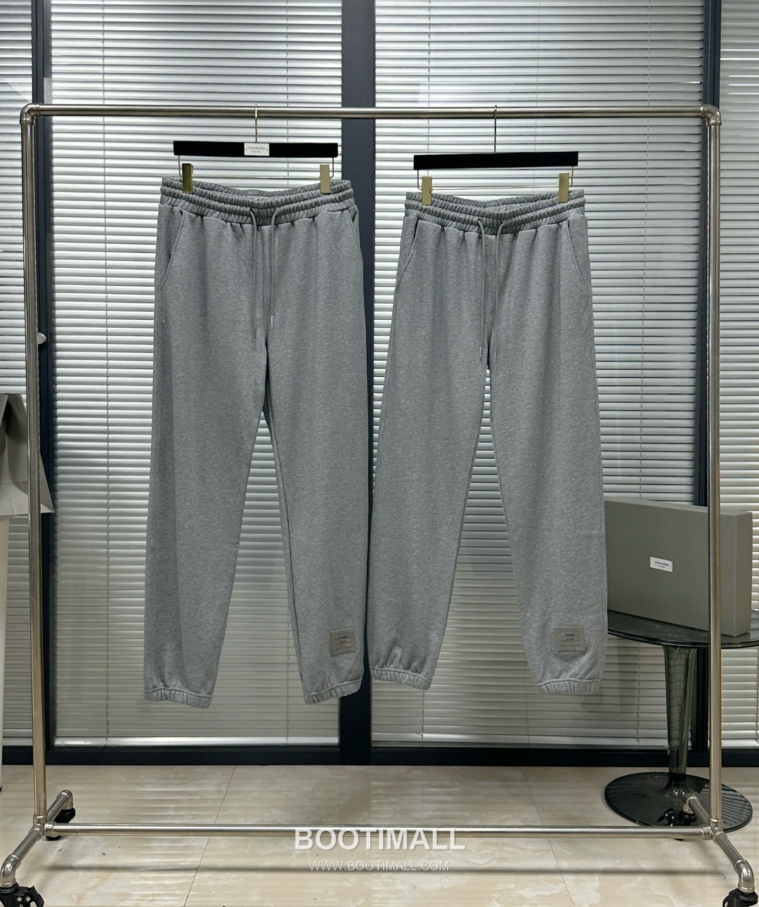 Thom Browne SS26 Cotton Sweatpants with Leather Logo Patch Detail 톰브라운 SS26 코튼 스웨트팬츠 레더 로고 패치 디테일 PA261623 1