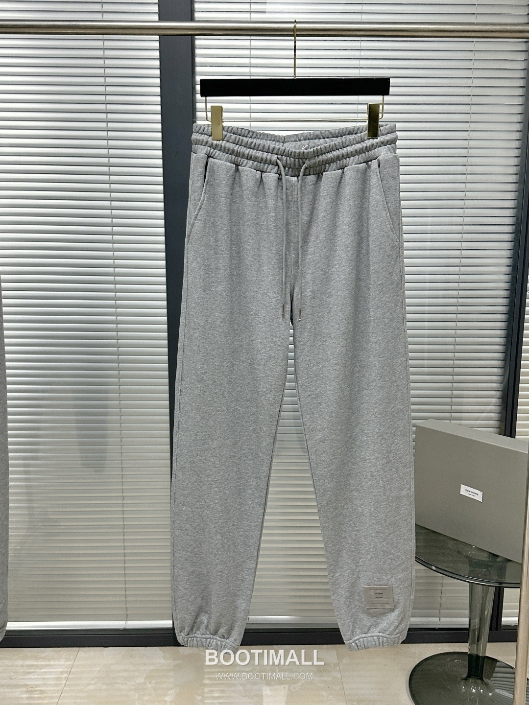 Thom Browne SS26 Cotton Sweatpants with Leather Logo Patch Detail 톰브라운 SS26 코튼 스웨트팬츠 레더 로고 패치 디테일 PA261623 2