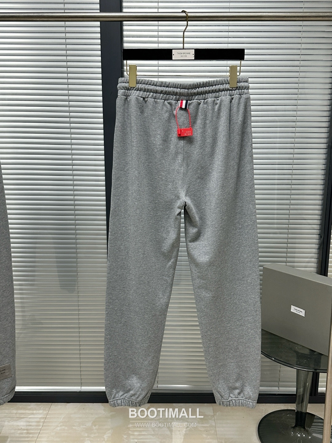 Thom Browne SS26 Cotton Sweatpants with Leather Logo Patch Detail 톰브라운 SS26 코튼 스웨트팬츠 레더 로고 패치 디테일 PA261623 3