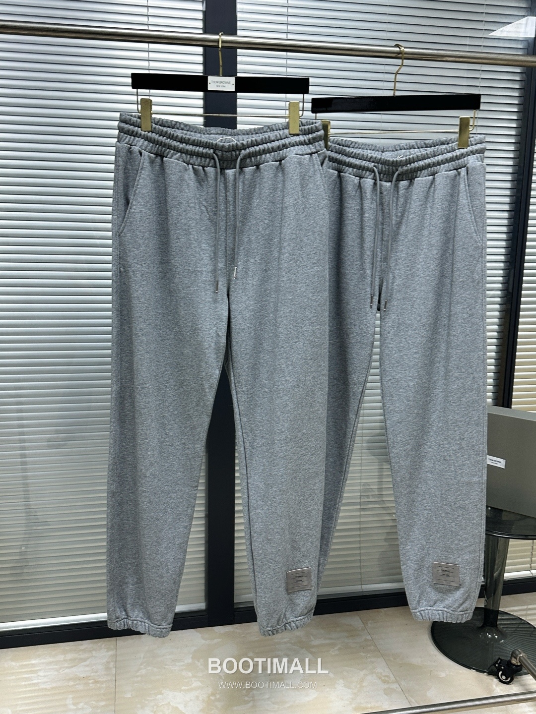 Thom Browne SS26 Cotton Sweatpants with Leather Logo Patch Detail 톰브라운 SS26 코튼 스웨트팬츠 레더 로고 패치 디테일 PA261623 4