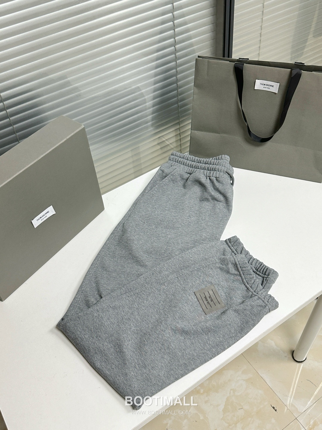 Thom Browne SS26 Cotton Sweatpants with Leather Logo Patch Detail 톰브라운 SS26 코튼 스웨트팬츠 레더 로고 패치 디테일 PA261623 5
