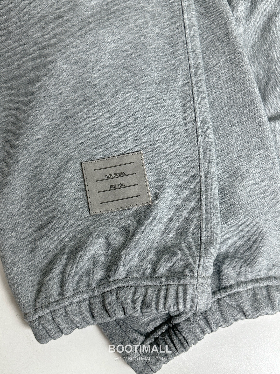 Thom Browne SS26 Cotton Sweatpants with Leather Logo Patch Detail 톰브라운 SS26 코튼 스웨트팬츠 레더 로고 패치 디테일 PA261623 6