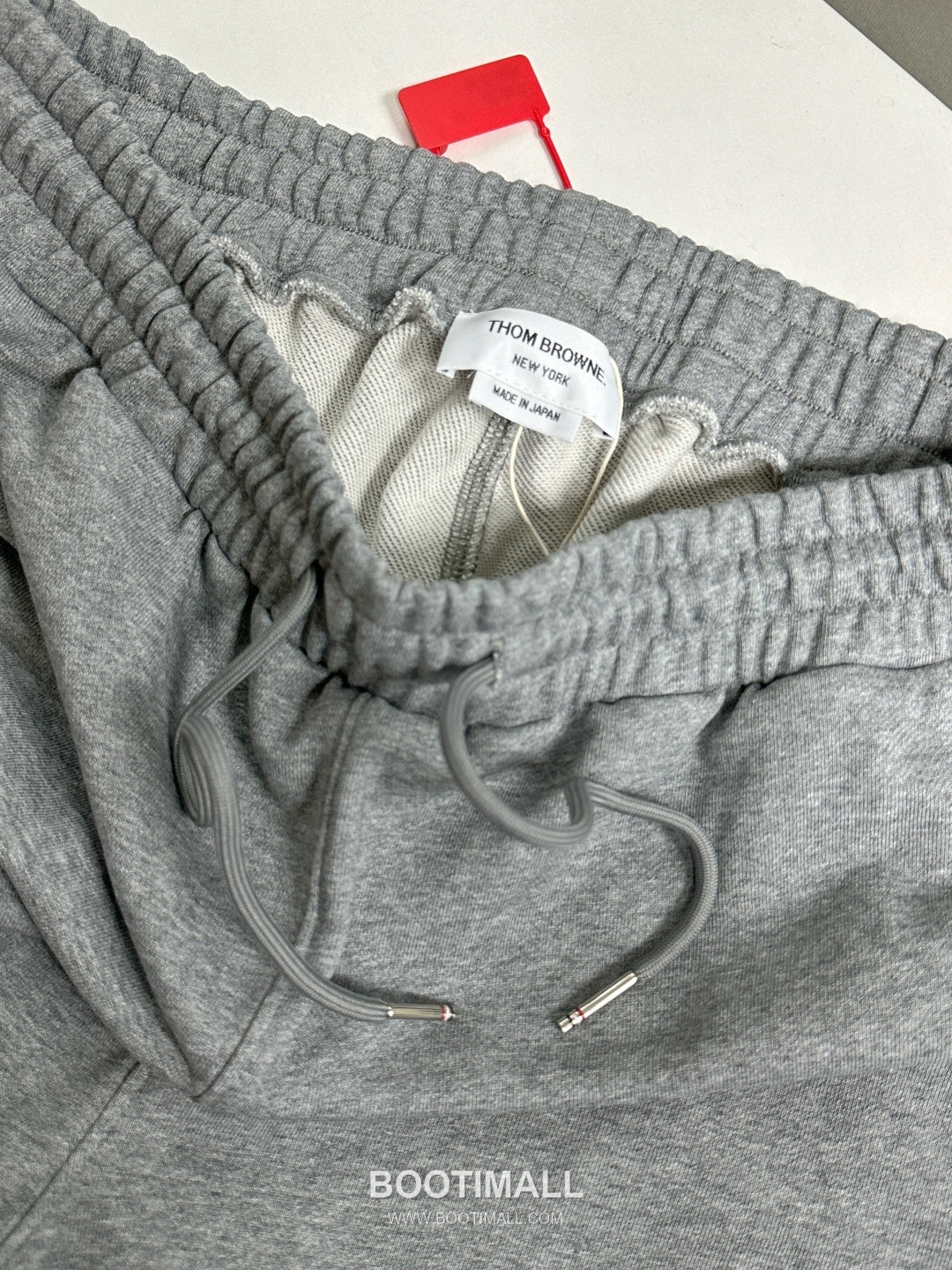 Thom Browne SS26 Cotton Sweatpants with Leather Logo Patch Detail 톰브라운 SS26 코튼 스웨트팬츠 레더 로고 패치 디테일 PA261623 7