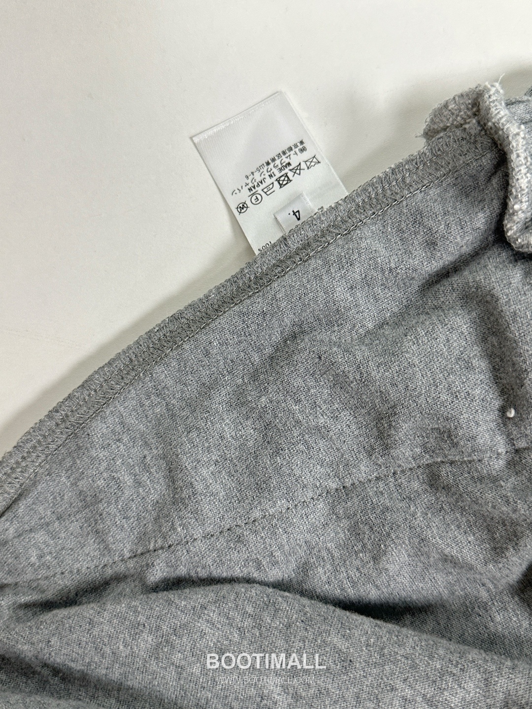 Thom Browne SS26 Cotton Sweatpants with Leather Logo Patch Detail 톰브라운 SS26 코튼 스웨트팬츠 레더 로고 패치 디테일 PA261623 8