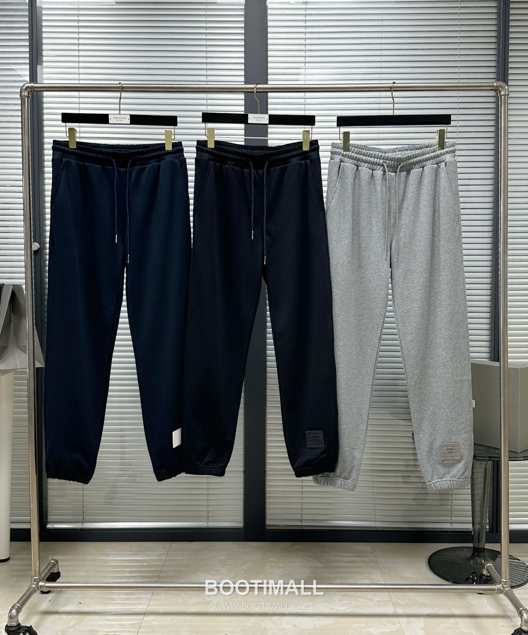 Thom Browne SS26 Cotton Sweatpants with Leather Logo Patch Detail 톰브라운 SS26 코튼 스웨트팬츠 레더 로고 패치 디테일 PA261623 1