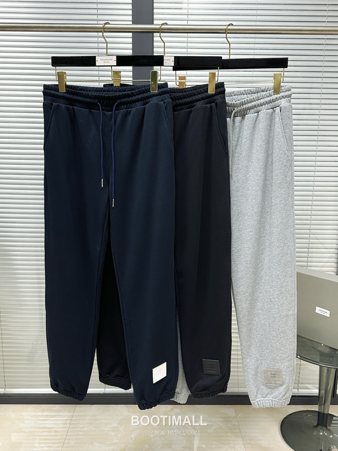 Thom Browne SS26 Cotton Sweatpants with Leather Logo Patch Detail 톰브라운 SS26 코튼 스웨트팬츠 레더 로고 패치 디테일 PA261623 2