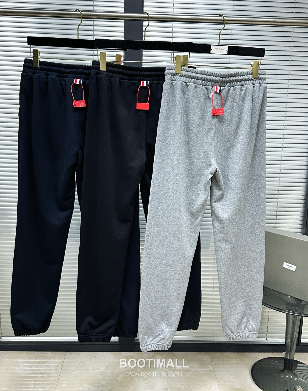 Thom Browne SS26 Cotton Sweatpants with Leather Logo Patch Detail 톰브라운 SS26 코튼 스웨트팬츠 레더 로고 패치 디테일 PA261623 3