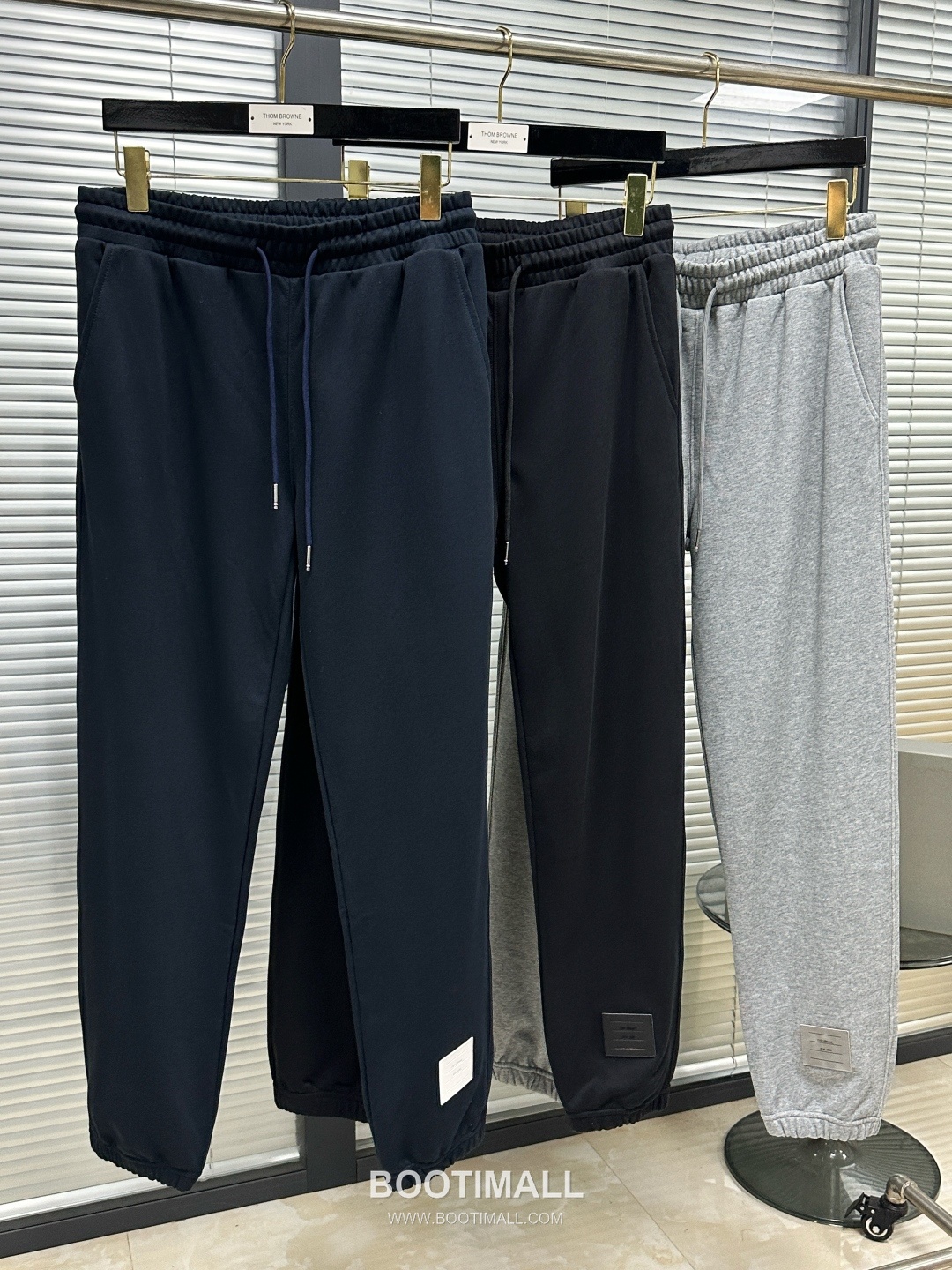 Thom Browne SS26 Cotton Sweatpants with Leather Logo Patch Detail 톰브라운 SS26 코튼 스웨트팬츠 레더 로고 패치 디테일 PA261623 4