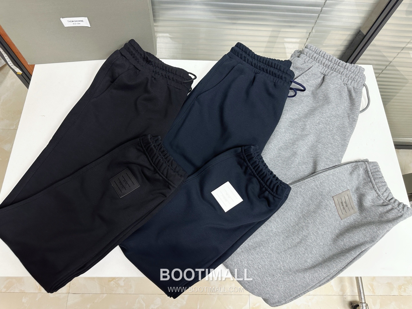 Thom Browne SS26 Cotton Sweatpants with Leather Logo Patch Detail 톰브라운 SS26 코튼 스웨트팬츠 레더 로고 패치 디테일 PA261623 5