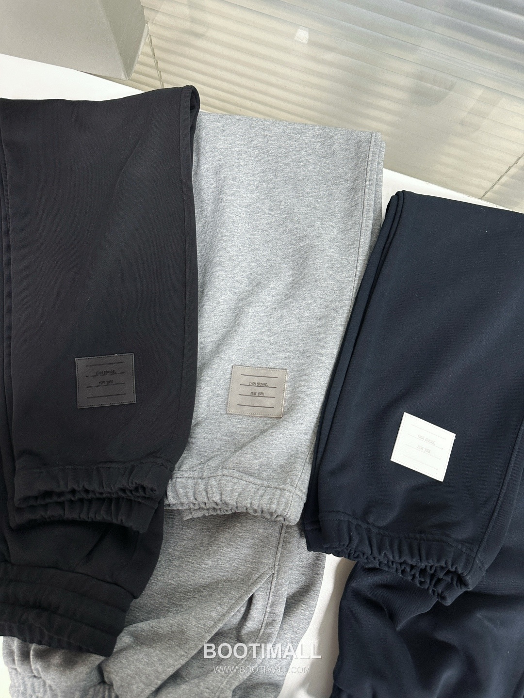 Thom Browne SS26 Cotton Sweatpants with Leather Logo Patch Detail 톰브라운 SS26 코튼 스웨트팬츠 레더 로고 패치 디테일 PA261623 6