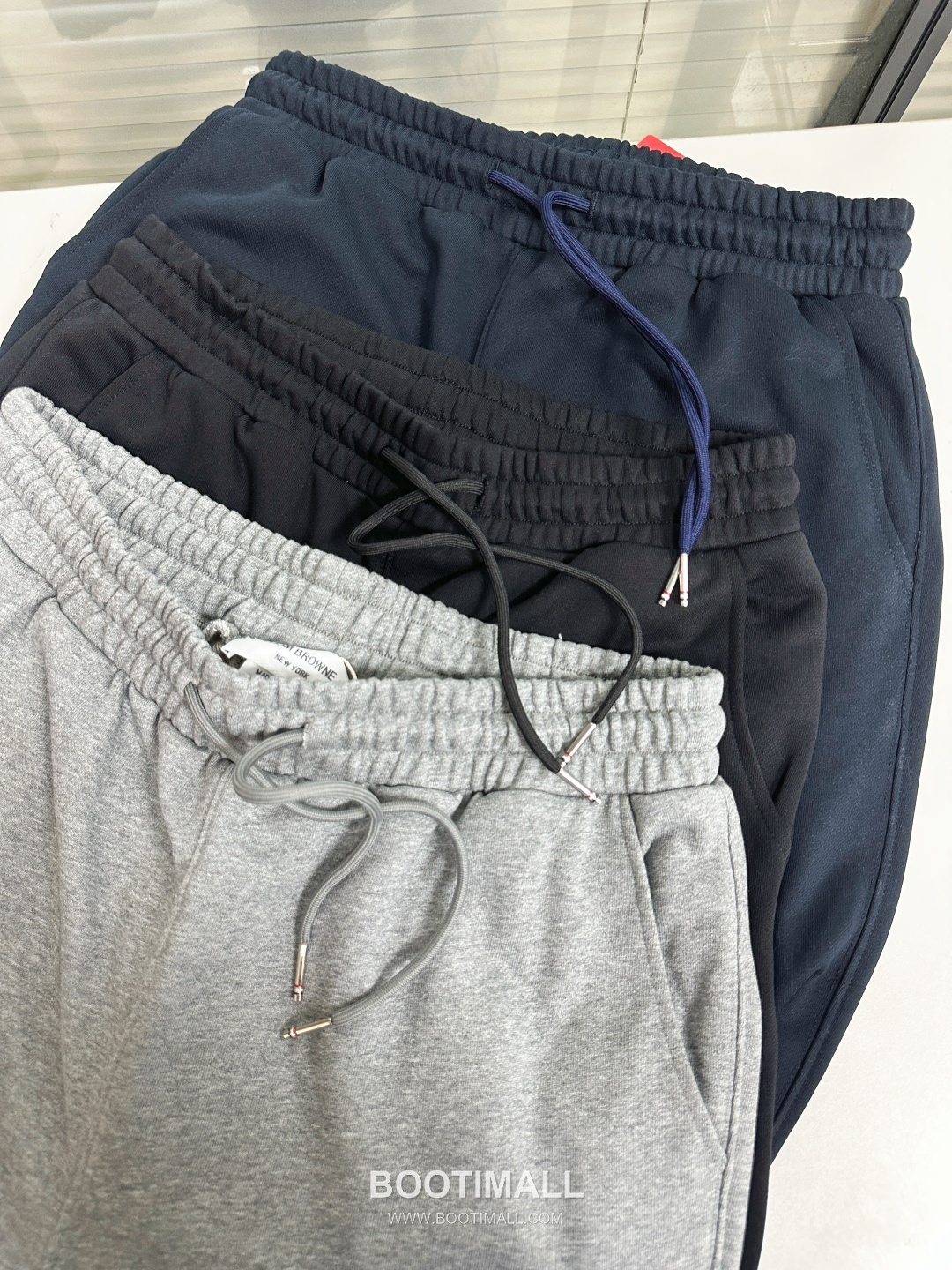 Thom Browne SS26 Cotton Sweatpants with Leather Logo Patch Detail 톰브라운 SS26 코튼 스웨트팬츠 레더 로고 패치 디테일 PA261623 7