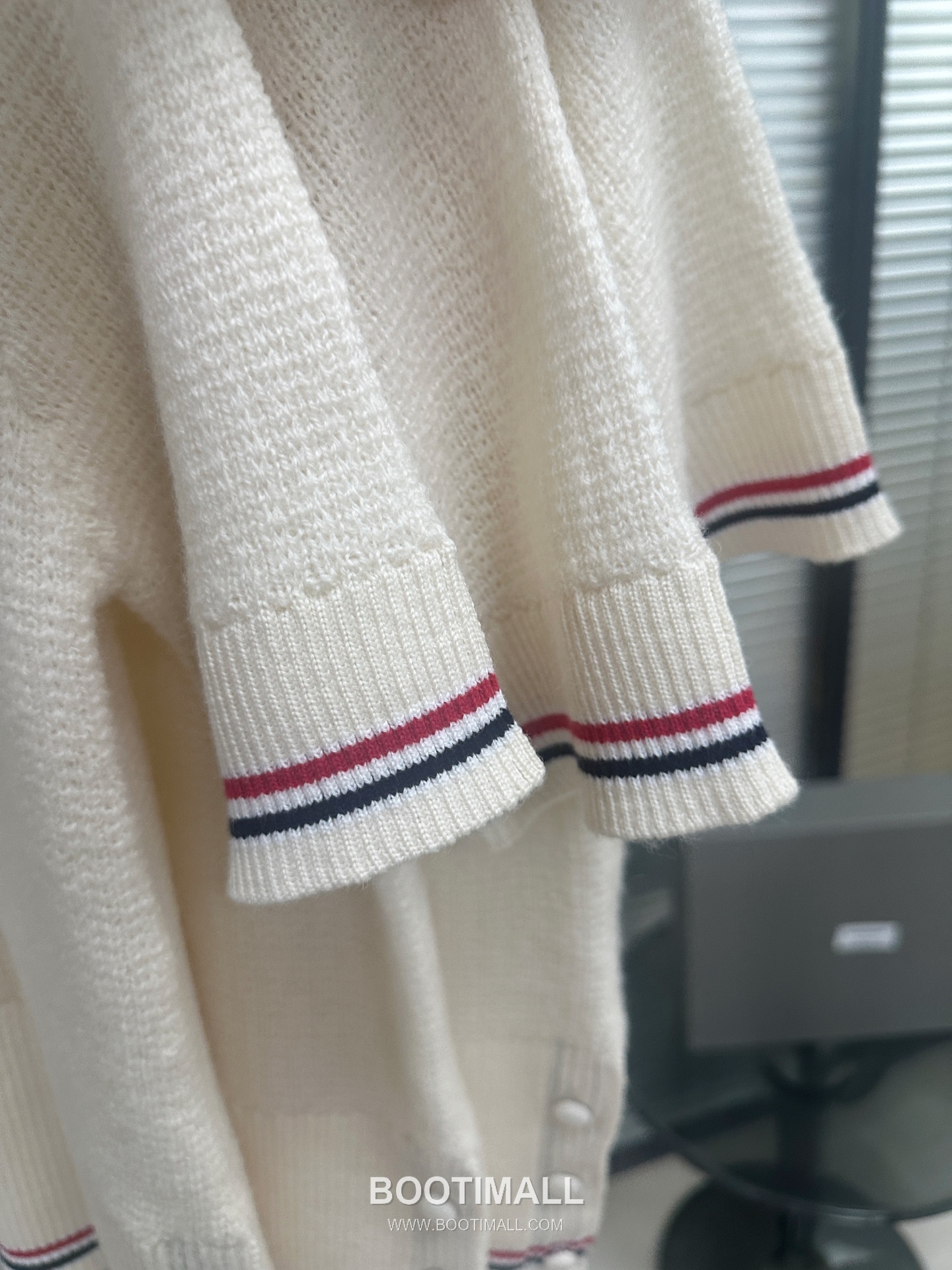 Thom Browne FW26 Merino Wool Knit Polo T-Shirt with Tie Detail 톰브라운 FW26 메리노 울 니트 폴로 반팔 티셔츠 타이 디테일 10