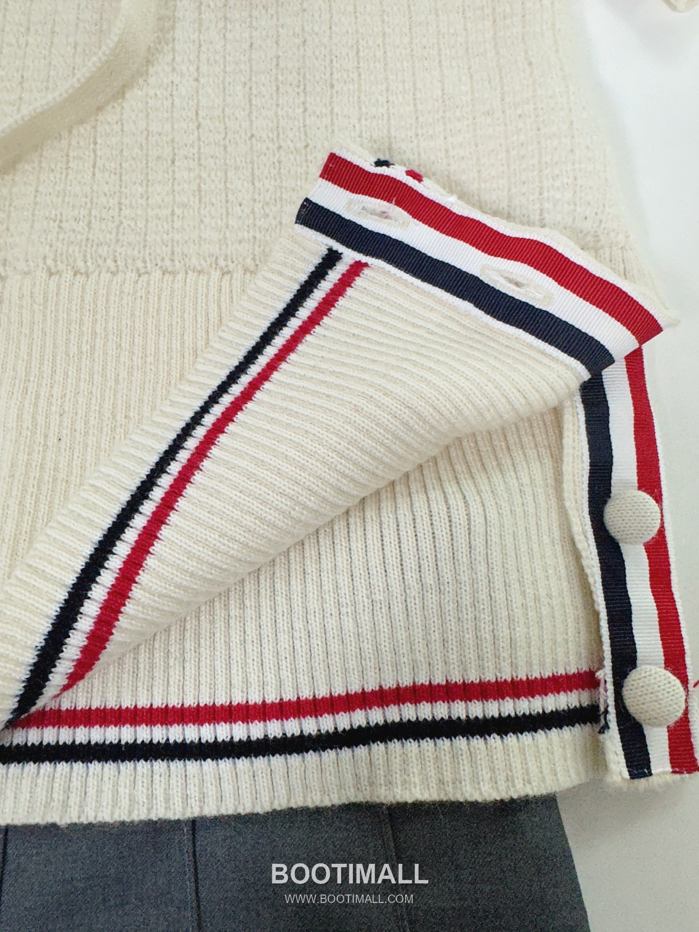 Thom Browne FW26 Merino Wool Knit Polo T-Shirt with Tie Detail 톰브라운 FW26 메리노 울 니트 폴로 반팔 티셔츠 타이 디테일 12