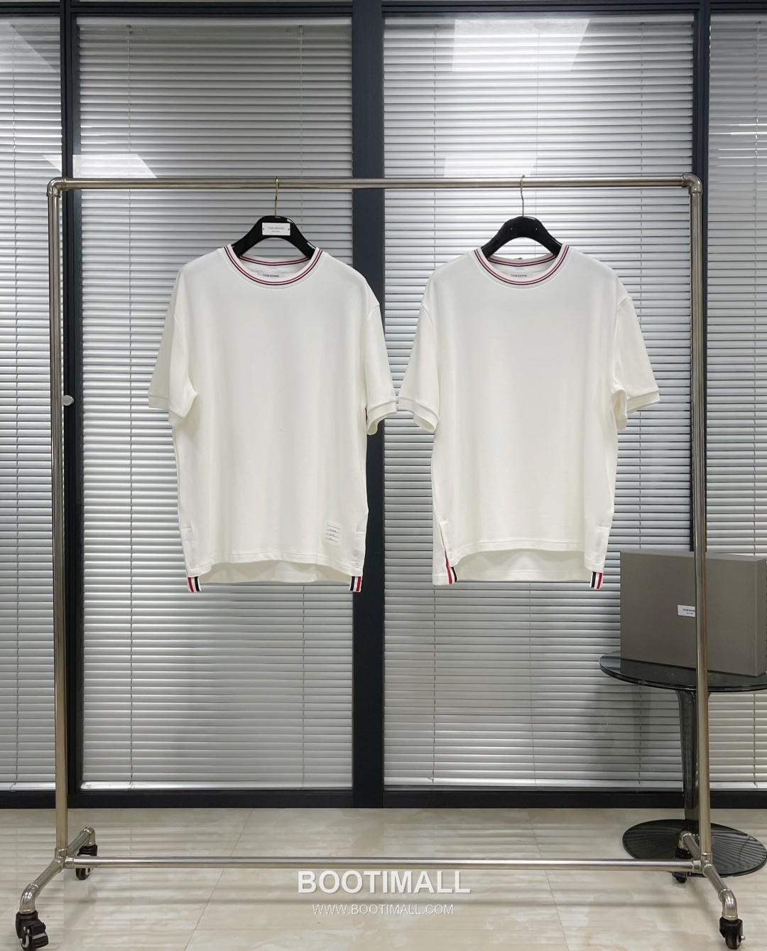 Thom Browne SS25 Cotton Ribbed Wavy Texture T-Shirt with Stripe Tape Collar Detail 톰브라운 SS25 코튼 립드 웨이브 텍스처 반팔 티셔츠 스트라이프 테이프 카라 디테일 4