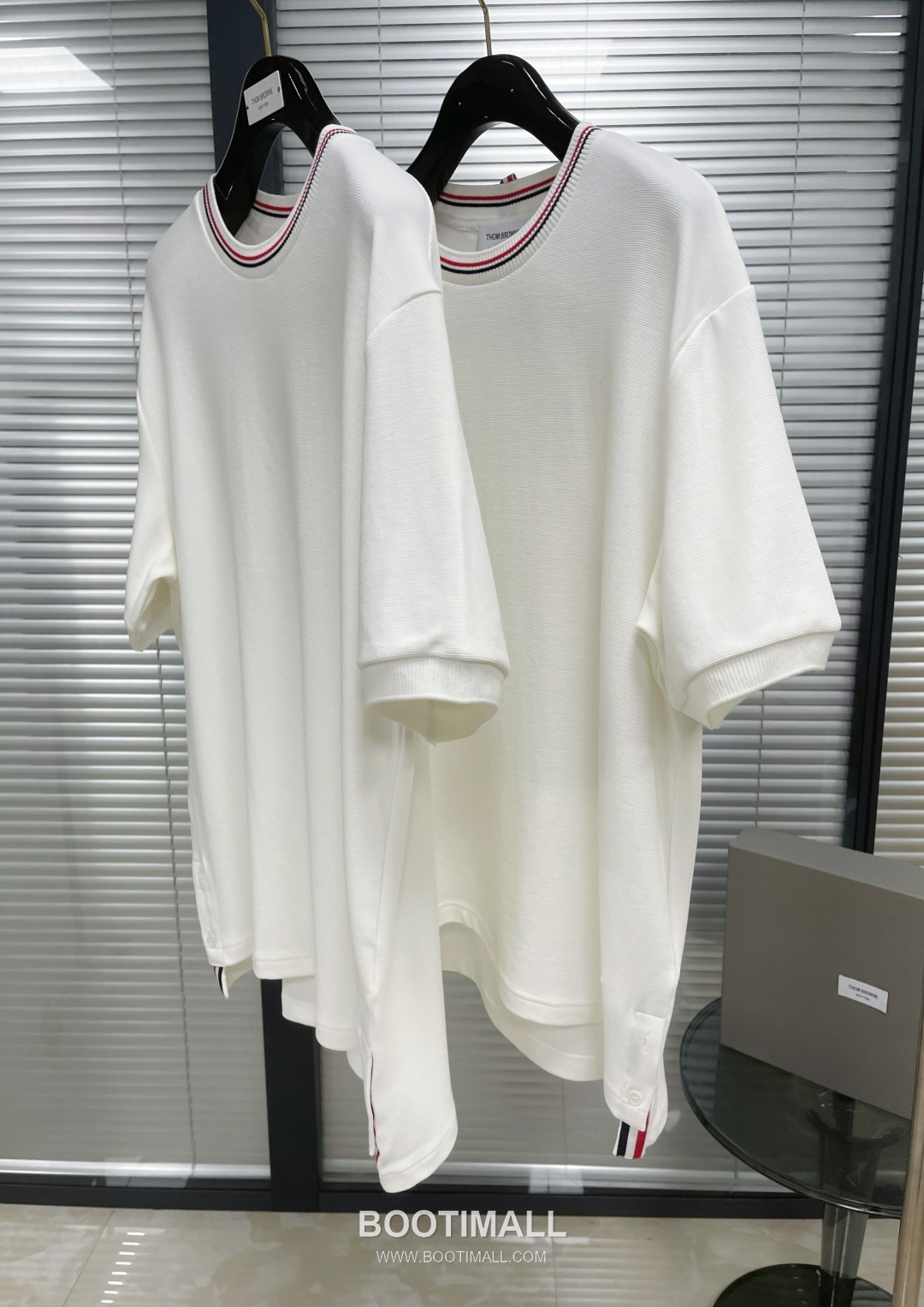 Thom Browne SS25 Cotton Ribbed Wavy Texture T-Shirt with Stripe Tape Collar Detail 톰브라운 SS25 코튼 립드 웨이브 텍스처 반팔 티셔츠 스트라이프 테이프 카라 디테일 8