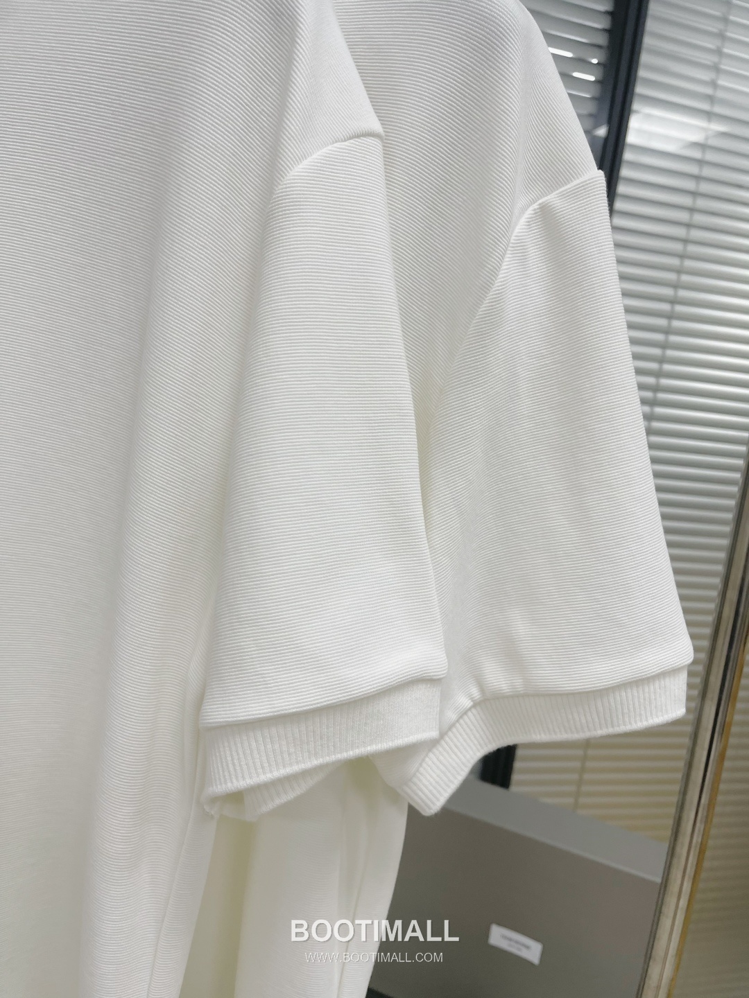 Thom Browne SS25 Cotton Ribbed Wavy Texture T-Shirt with Stripe Tape Collar Detail 톰브라운 SS25 코튼 립드 웨이브 텍스처 반팔 티셔츠 스트라이프 테이프 카라 디테일 10