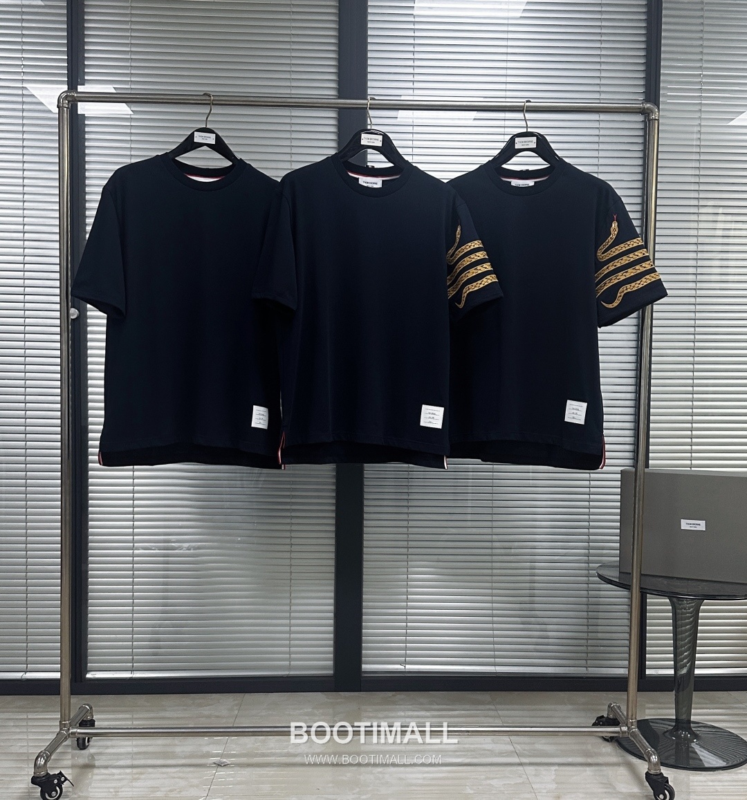 Thom Browne SS25 Cotton Embroidered Snake Motif T-Shirt with 4-Bar Detail 톰브라운 SS25 코튼 자수 스네이크 모티프 반팔 티셔츠 4바 디테일 1