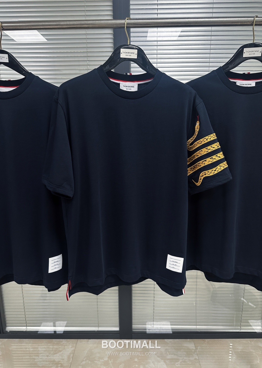 Thom Browne SS25 Cotton Embroidered Snake Motif T-Shirt with 4-Bar Detail 톰브라운 SS25 코튼 자수 스네이크 모티프 반팔 티셔츠 4바 디테일 2