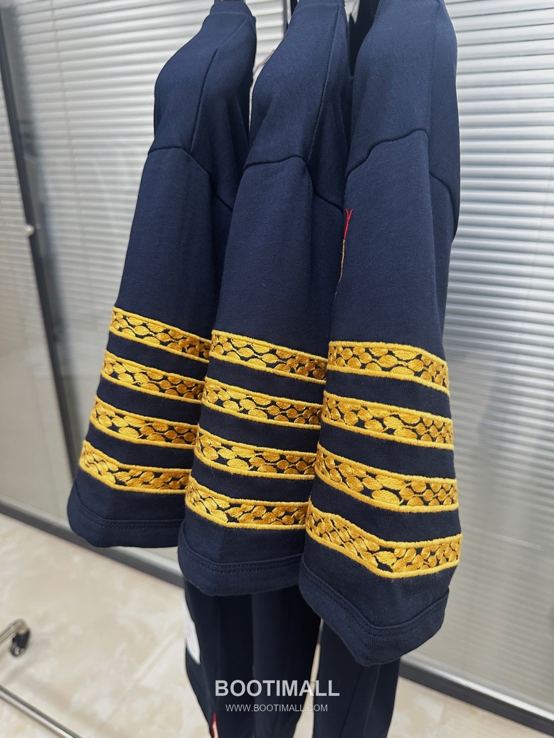 Thom Browne SS25 Cotton Embroidered Snake Motif T-Shirt with 4-Bar Detail 톰브라운 SS25 코튼 자수 스네이크 모티프 반팔 티셔츠 4바 디테일 6