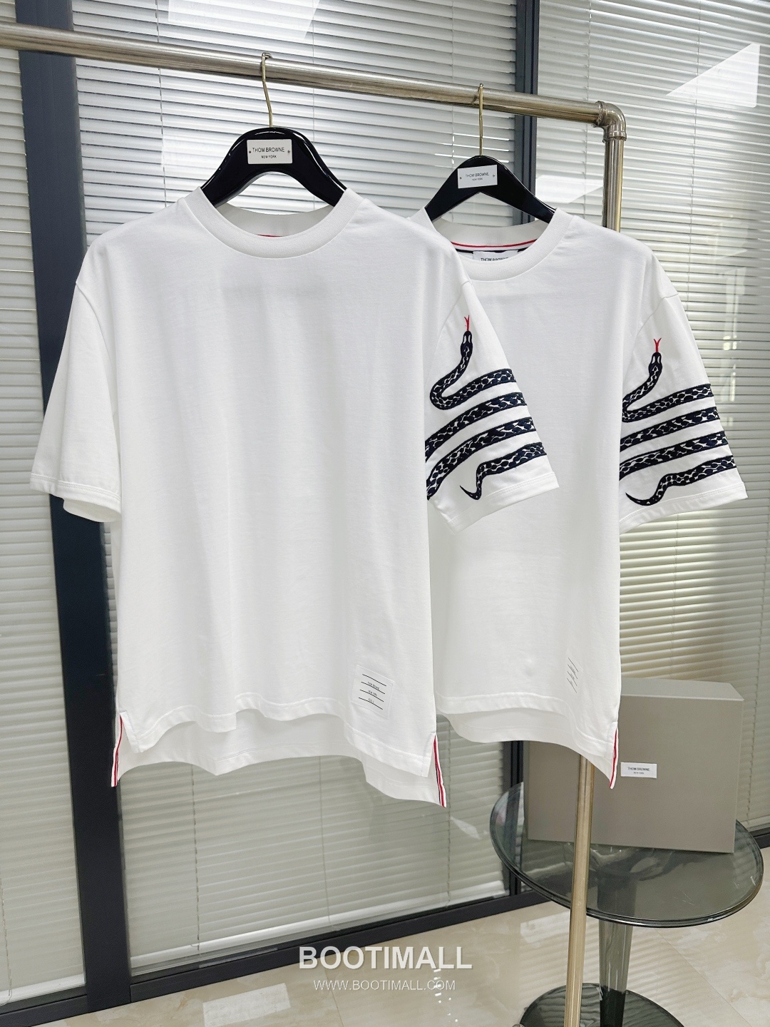 Thom Browne SS25 Cotton Embroidered Snake Motif T-Shirt with 4-Bar Detail 톰브라운 SS25 코튼 자수 스네이크 모티프 반팔 티셔츠 4바 디테일 2